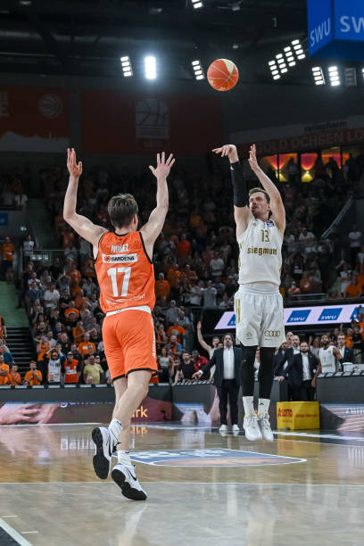 阿德巴约27+8热火大胜送勇士连败 希罗20+7巴特.